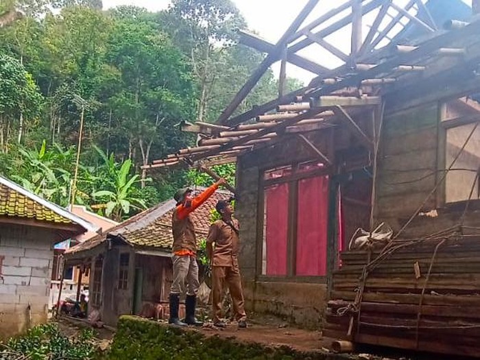 Rumah warga rusak akibat gempa bumi M 5,5 di Bayah Lebak Banten.