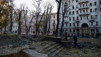 Orang-orang memeriksa lokasi serangan rudal Rusia, saat serangan Rusia berlanjut, di Kyiv. REUTERS/Valentyn Ogirenko
