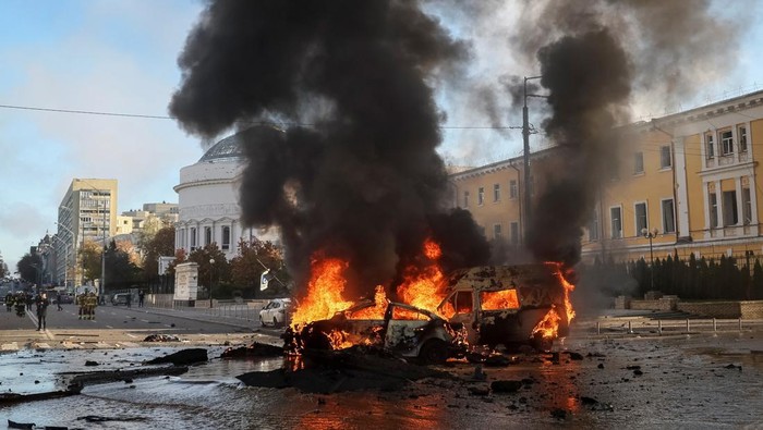 Cars burn after Russian military strike, as Russia's invasion of Ùkraine continues, in central Kyiv, Ukraine October 10, 2022.  REUTERS/Gleb Garanich