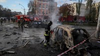 Sebuah mobil yang terbakar terlihat setelah serangan militer Rusia, saat invasi Rusia ke Ukraina berlanjut, di pusat Kyiv.
