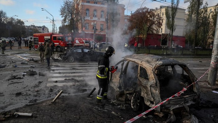 Cars burn after Russian military strike, as Russias invasion of Ùkraine continues, in central Kyiv, Ukraine October 10, 2022.  REUTERS/Gleb Garanich