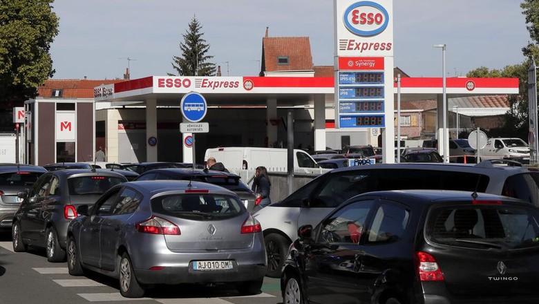Drivers line up as they wait to buy gas in a station, in Lille, northern France, Friday, Oct. 7, 2022. Shortages which the government says are largely caused by strikes that have hit French fuel refineries are making life difficult for drivers in the Paris region and elsewhere. (AP Photo/Michel Spingler)