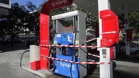 Sebuah pompa bensin terlihat tertutup di sebuah pompa bensin, di Lille, Prancis utara, Jumat, (7/10/2022). Kekurangan yang menurut pemerintah sebagian besar disebabkan oleh pemogokan yang melanda kilang bahan bakar Prancis membuat hidup sulit bagi pengemudi di wilayah Paris dan di tempat lain.