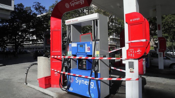 Saat Prancis Kekurangan Bahan Bakar, Mobil Antre Panjang di SPBU Drivers line up as they wait to buy gas in a station, in Lille, northern France, Friday, Oct. 7, 2022. Shortages which the government says are largely caused by strikes that have hit French fuel refineries are making life difficult for drivers in the Paris region and elsewhere. (AP Photo/Michel Spingler)