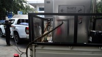Seorang kru Get The Fest mengisi bahan bakar minyak (BBM) dari hasil pengolahan sampah plastik pada sebuah mobil di Balaikota Bogor.