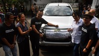 Wali Kota Bogor Bima Arya bersama Dirjen Pengelolaan Sampah Limbah dan B3 (PSLB3) Kementerian Lingkungan Hidup dan Kehutanan Rosa Vivien Ratnawati, Ketua Yayasan Get Plastic Indonesia Dimas Bagus Wijanarko, Oppie Andaresta, dan Nugie melepas uji coba kendaraan menggunakan bahan bakar dari sampah plastik di Balaikota Bogor, Jawa Barat, Minggu (9/10/2022).