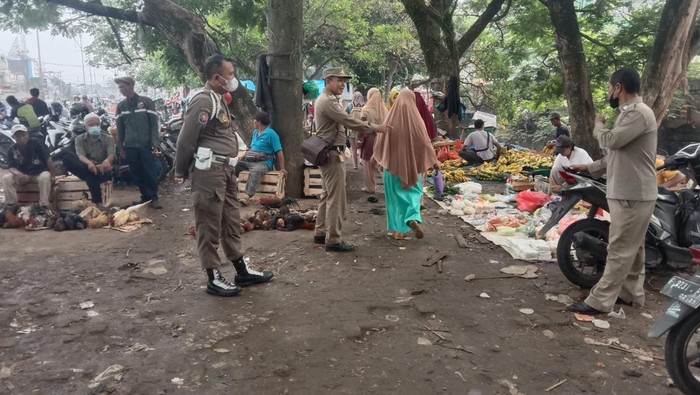 Satpol PP Kabupaten Bogor menertibkan pedagang kaki lima (PKL) dan bangunan liar (bangli) di Kali Baru, sekitar Pasar Cibinong, Kabupaten Bogor, Jawa Barat (Jabar). Sekitar 60 pedagang beserta bangunan liar yang ditertibkan.