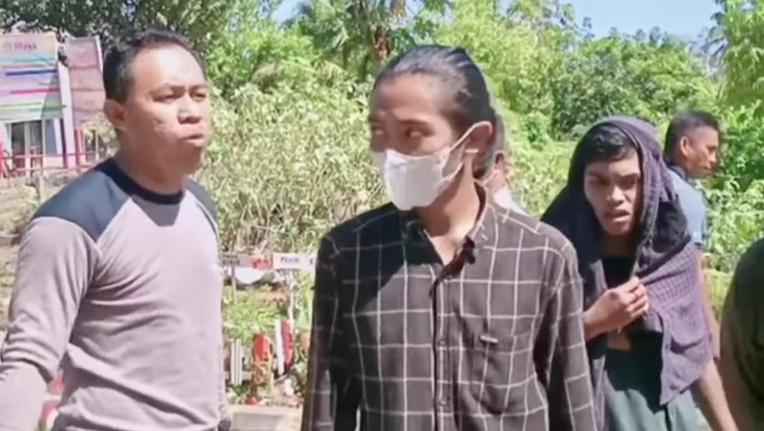 Sekuriti PAM Palopo (pria baju kaos cokelat) mengumpat mahasiswa bodoh saat unjuk rasa layanan air bersih susah diakses.