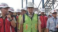 Gubernur DKI Jakarta Anies Baswedan (tengah) meninjau fasilitas pengolahan sampah Landfill Mining dan RDF Plant di Tempat Pembuangan Sampah Terpadu (TPST) di Bantargebang, Bekasi, Jawa Barat, Senin (10/10/2022).   