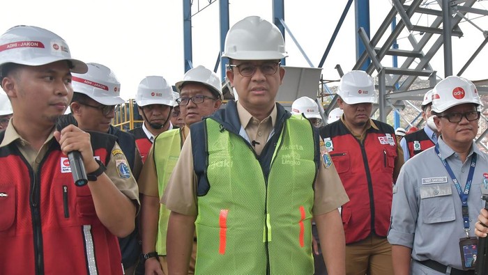 Gubernur DKI Jakarta Anies Baswedan (tengah) meninjau fasilitas pengolahan sampah Landfill Mining dan RDF Plant di Tempat Pembuangan Sampah Terpadu (TPST) di Bantargebang, Bekasi, Jawa Barat, Senin (10/10/2022). Pada kunjungannya Anies Baswedan meninjau sarana pendukung di tempat pengolahan sampah tersebut yang progres pembangunanannya saat ini telah mencapi 83 persen dan ditargetkan selesai pada bulan Desember 2022. ANTARA FOTO/ Fakhri Hermansyah/aww.