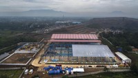Foto udara pembangunan fasilitas pengolahan sampah Landfill Mining dan RDF Plant di Tempat Pembuangan Sampah Terpadu (TPST) di Bantargebang, Bekasi, Jawa Barat, Senin (10/10/2022). Hingga kini progres pembangunan tempat pengolahan sampah itu telah mencapai 83 persen dan ditargetkan selesai pada bulan Desember 2022.   