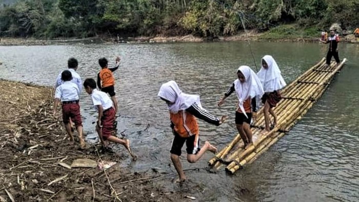 Siswa di Desa Pabuaran menggunakan rakit untuk pergi ke sekolah.