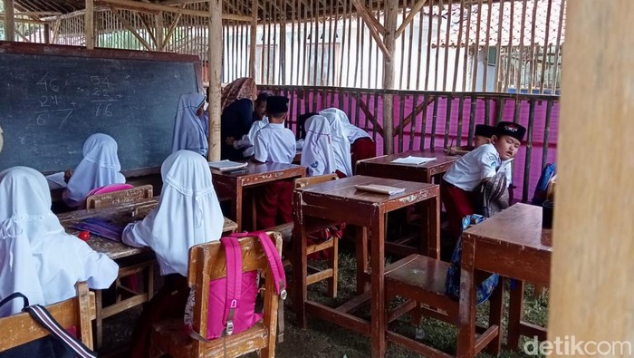 Ruang kelas Sekolah Dasar Negeri Sinagara, Cikatomas, Kabupaten Tasikmalaya, kondisinya memprihatinkan. Empat dari enam ruang kelas kurang layak untuk kegiatan belajar mengajar.