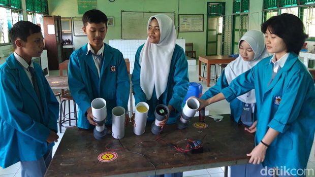 Siswa-siswi SMAN 3 Boyolali memperlihatkan alat penyaring udara yang dibuatnya dan berhasil memperoleh medali perunggu dalam kejuaraan karya ilmiah tingkat Internasiaonal, Senin (10/10/2022).