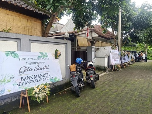 Suasana di kediaman Gita Savitri pada Senin (10/10/2022) yang merupakan salah satu korban dari kejadian jalan ambles di Gunaksa, Kelurahan Cempaga, Bangli pada Sabtu (8/10/2022) pagi.