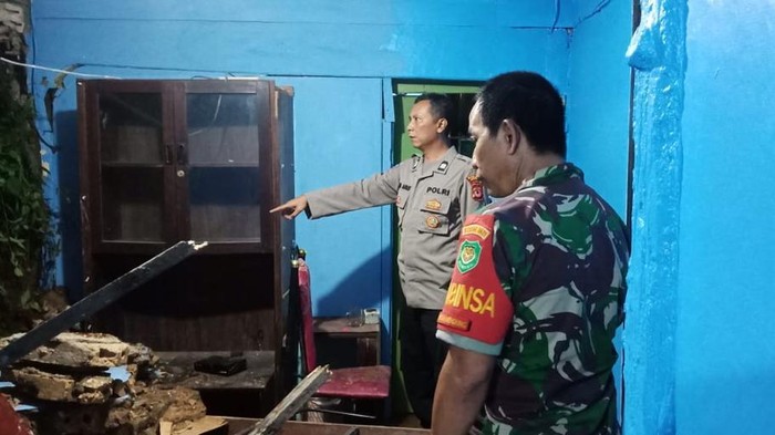 Tanah longsor di Kecamatan Megamendung, Kabupaten Bogor, Minggu (9/10/2022) malam meruksan 11 rumah.