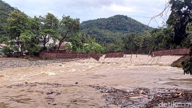 Terdampak Banjir Sungai Cibareno, Pabrik Tahu-Jembatan Lenyap Dalam Sekejap