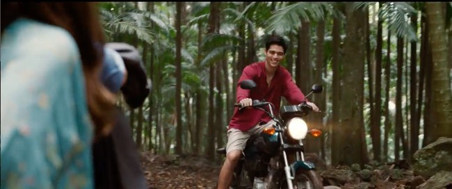 Film Ticket to Paradise yang dibintangi oleh Maxime Bouttier bersama George Clooney dan Julia Roberts menjadi film Hollywood pertama yang dibintangi oleh Maxime. Dalam film tersebut Maxime kerap terlihat tampil dengan busana santai, seperti celana pendek dan kemeja atau kaos. Foto: Instagram/@tickettoparadise