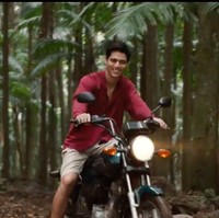 Film Ticket to Paradise yang dibintangi oleh Maxime Bouttier bersama George Clooney dan Julia Roberts menjadi film Hollywood pertama yang dibintangi oleh Maxime. Dalam film tersebut Maxime kerap terlihat tampil dengan busana santai, seperti celana pendek dan kemeja atau kaos. Foto: Instagram/@tickettoparadise