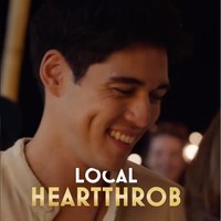 Dalam film diceritakan jika karakter yang diperankan oleh Maxime akan menikah dengan Lily, anak Georgia Cotton (Julia Roberts) dan David Cotton (George Clooney). Film tersebut telah ditayangkan di bioskop Indonesia sejak 30 September 2022. Foto: Instagram/@tickettoparadise