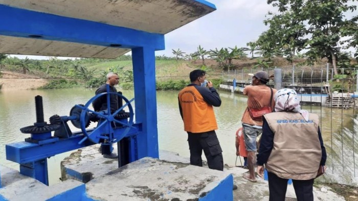 Tim BPBD Blora melakukan pengecekan di Waduk Jurangjero, Desa Sidomulyo, Kecamatan Banjarejo, Blora, beberapa waktu lalu.