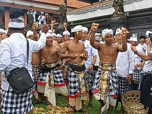 Aci Tabuh Rah Pengangon, Tradisi Unik Perang Tipat Bantal Desa Kapal