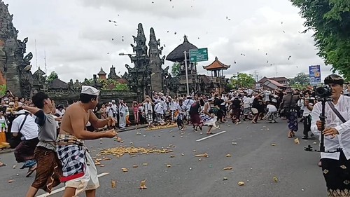 Tradisi Aci Tabuh Rah Pengangon atau lebih dikenal perang atau siat tipat bantal, Desa Adat Kapal, Mengwi, Badung, Senin (10/10/2022).