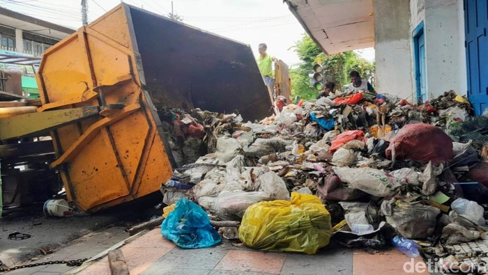 Truk sampah terguling di Banyuwangi