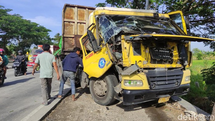 Truk yang mengalami kecelakaan di Jalan Poros Nasional Lamongan