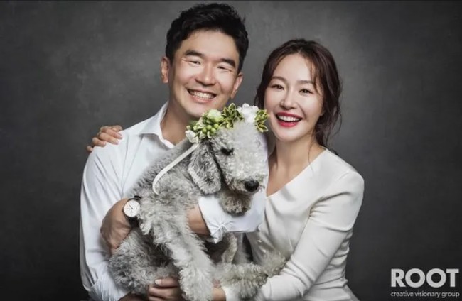 Aktris 44 tahun itu pernah menikah dengan arsitek terkenal Oh Young Wook setelah tahun pacaran. Tujuh tahun bersama, keduanya memilih bercerai dan menjalin hubungan baik sebagai teman. Foto: Instagram