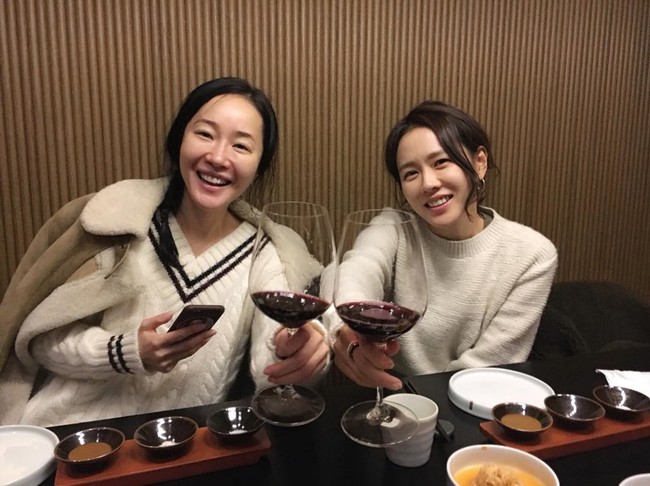 Uhm Ji Won punya circle pertemanan yang luas. Dia berteman baik dengan sejumlah aktris cantik antara lain Gong Hyo Jin, Lee Min Jung, Son Ye Jin, dan Park Shin Hye. Foto: Instagram