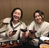 Uhm Ji Won punya circle pertemanan yang luas. Dia berteman baik dengan sejumlah aktris cantik antara lain Gong Hyo Jin, Lee Min Jung, Son Ye Jin, dan Park Shin Hye. Foto: Instagram