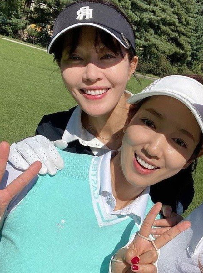 Pemain Little Women ini secara tak sengaja mengungkap jenis kelamin bayi Park Shin Hye lewat unggahan YouTube. Ada balon bertuliskan “Hello baby boy” saat Uhm Ji Won memberikan pesta kejutan untuk merayakan kehamilan sahabatnya itu. Foto: Instagram