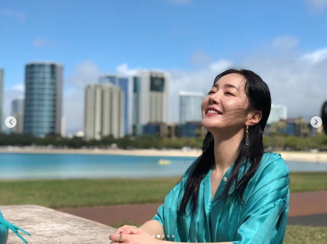 Uhm Ji Won bukan wajah baru di industri hiburan Korea. Dia mulai berkarier pada 1998 dengan membintangi serial Korea Vectorman. Saat itu usianya masih 21 tahun. Foto: Instagram