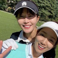 Pemain Little Women ini secara tak sengaja mengungkap jenis kelamin bayi Park Shin Hye lewat unggahan YouTube. Ada balon bertuliskan “Hello baby boy” saat Uhm Ji Won memberikan pesta kejutan untuk merayakan kehamilan sahabatnya itu. Foto: Instagram