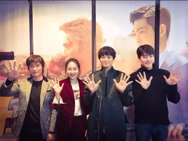 Pada 2016, Uhm Ji Won menuai kontroversi karena mengaku tertekan beradu akting dengan Kang Dong Won dan Kim Woo Bin dalam film Master. Dia menyebut kedua lawan mainnya itu sebagai ‘aktor cantik’. Foto: Instagram