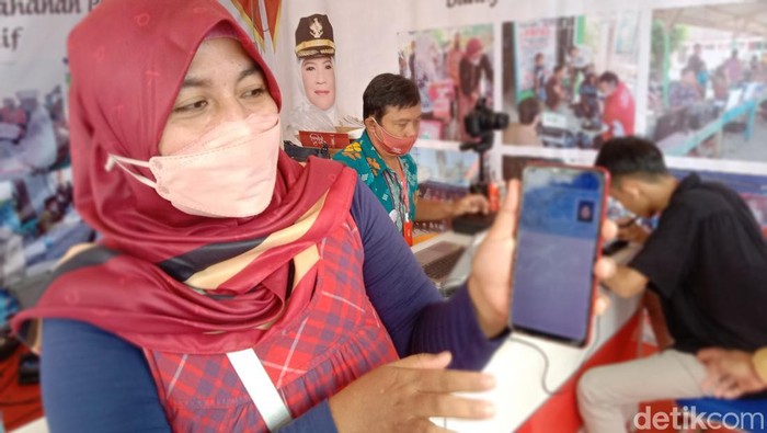 Warga Kabupaten Indramayu memperlihatkan KTP Digital di HP.