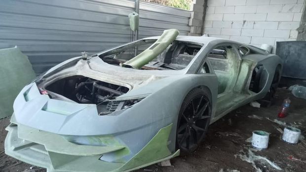 Warga Malang buat replika mobil mewah