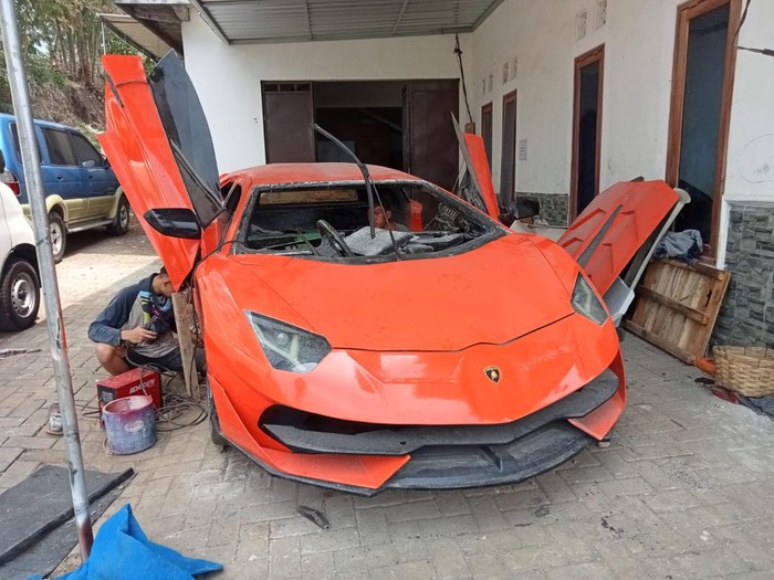 Warga Malang buat replika mobil mewah