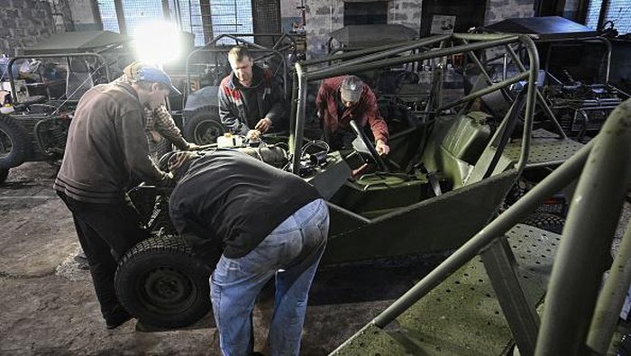 Warga Ukraina Rakit Mobil Buggy Jadi Kendaraan Bersenjata Workers assembly a buggy in a workshop in Kryvyi Rih on September 29, 2022, amid the Russian invasion of Ukraine. - About thirty buggies are already used by the army on the Northern and Southern fronts and ten more are about to be finished. (Photo by Genya SAVILOV / AFP) (Photo by GENYA SAVILOV/AFP via Getty Images)