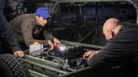 Kendaraan taktis yang semakin berkurang membuat warga Ukraina harus berpikir lebih kreatif untuk membuat kendaraan bersenjata lainnya.  
