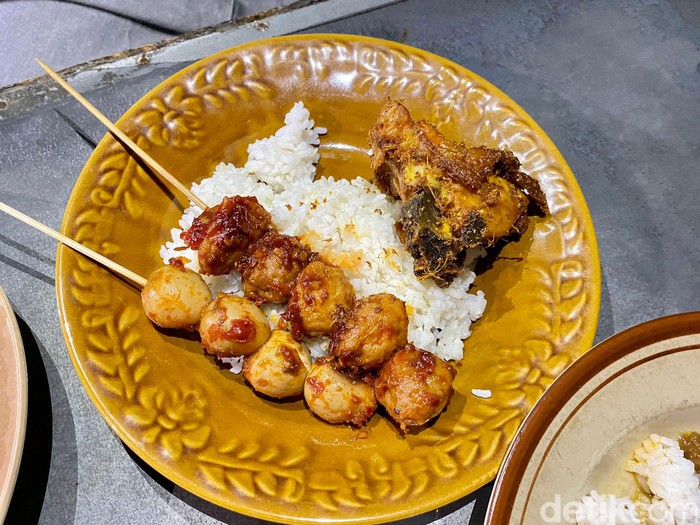 Warung Mbok Rip: Puedes Pol! Sego Kikil dan Uritan Kuliner Malam Legendaris