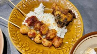 Kalau mau menu rumahan, bisa cicip ayam goreng serundeng di sini. Cita rasanya ternyata tak kalah nikmat dengan bumbu gurih meresap sampai ke daging.