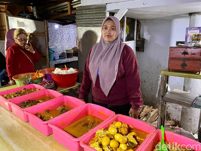 Warung Mbok Rip: Puedes Pol! Sego Kikil dan Uritan Kuliner Malam Legendaris