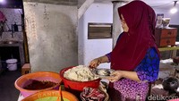 Tinggal bilang mau lauk apa, pegawai dengan sigap meracik sepiring nasi hangat dengan aneka lauk.