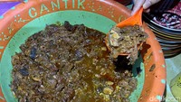 Menu andalan di sini, kikil berbumbu krengsengan yang pedasnya benar-benar kuat. Rasa pedas bahkan  tercecap pada suapan pertama.