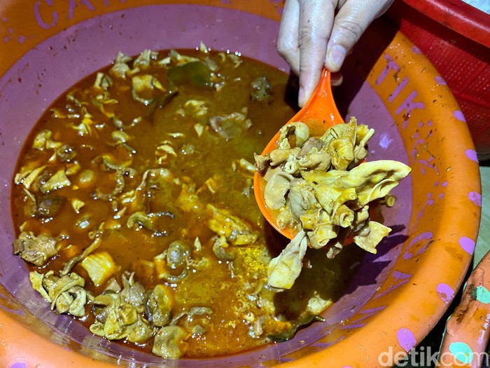 Warung Mbok Rip: Puedes Pol! Sego Kikil dan Uritan Kuliner Malam Legendaris