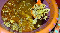 Selain kikil, uritan alias jeroan ayam juga tak kalah nikmat. Bumbunya sama dengan kikil, hanya yang sedikit membedakan adalah teksturnya.