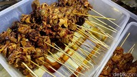 Kalau ini sate ati ampela berbalut sambal pedas yang meresap sampai ke dagingnya. Dijamin bikin pencinta pedas terpuaskan!