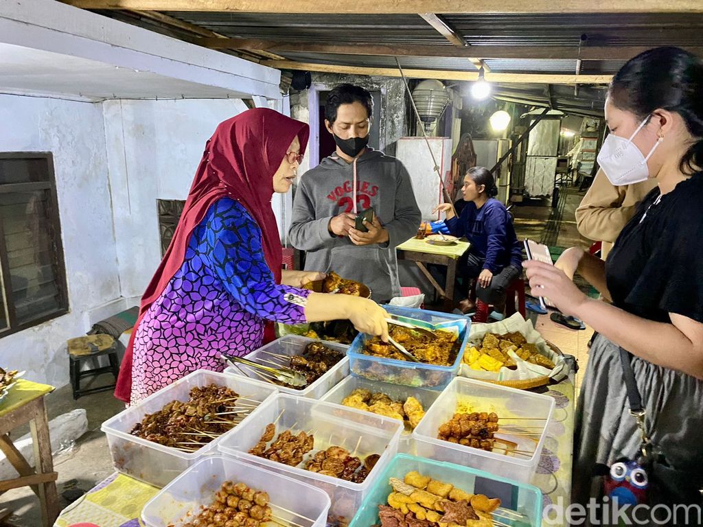 Warung Mbok Rip: Puedes Pol! Sego Kikil dan Uritan Kuliner Malam Legendaris